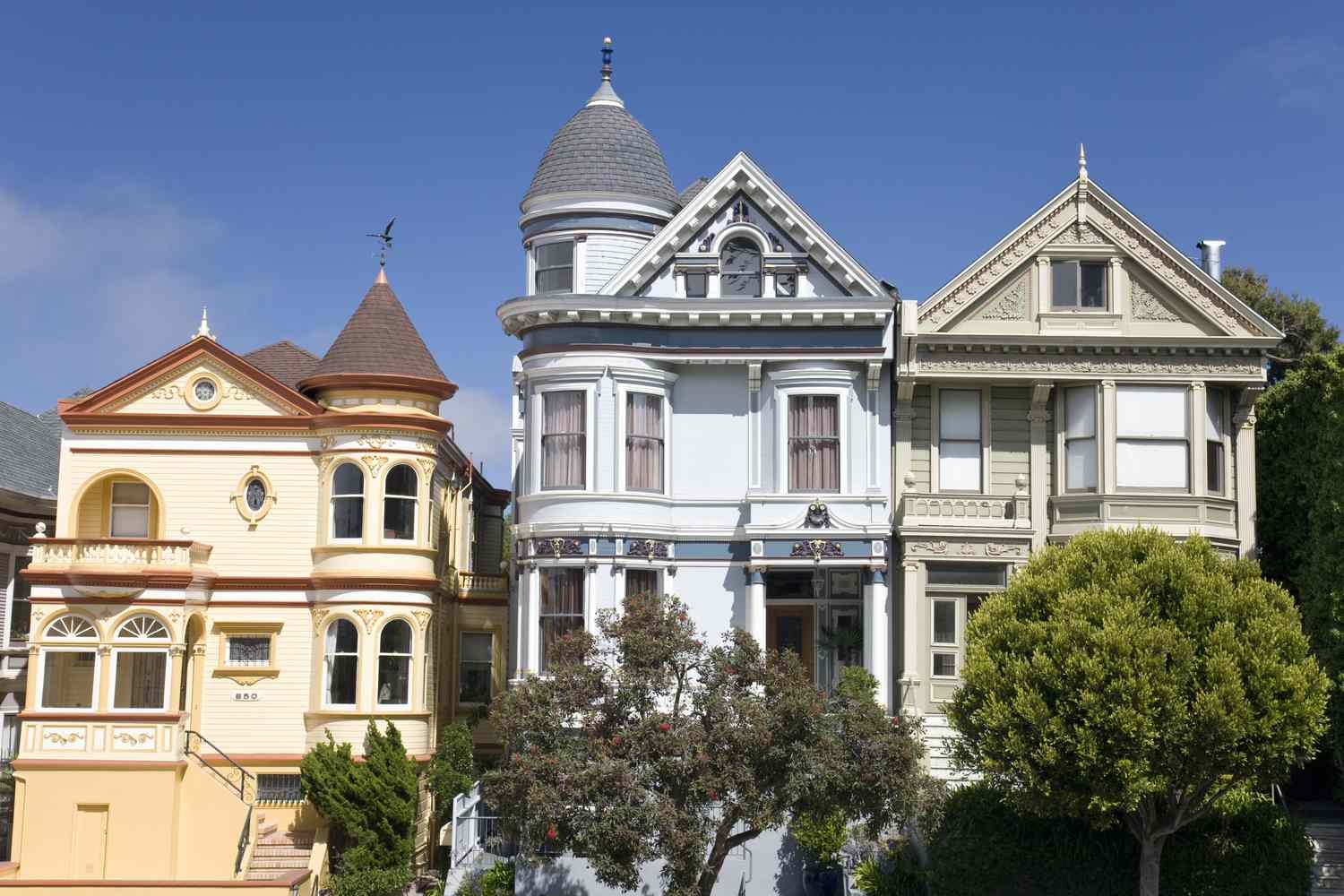 con aguilones y torrecillas, tres casas victorianas pintadas de vivos colores bordean las calles de San Francisco