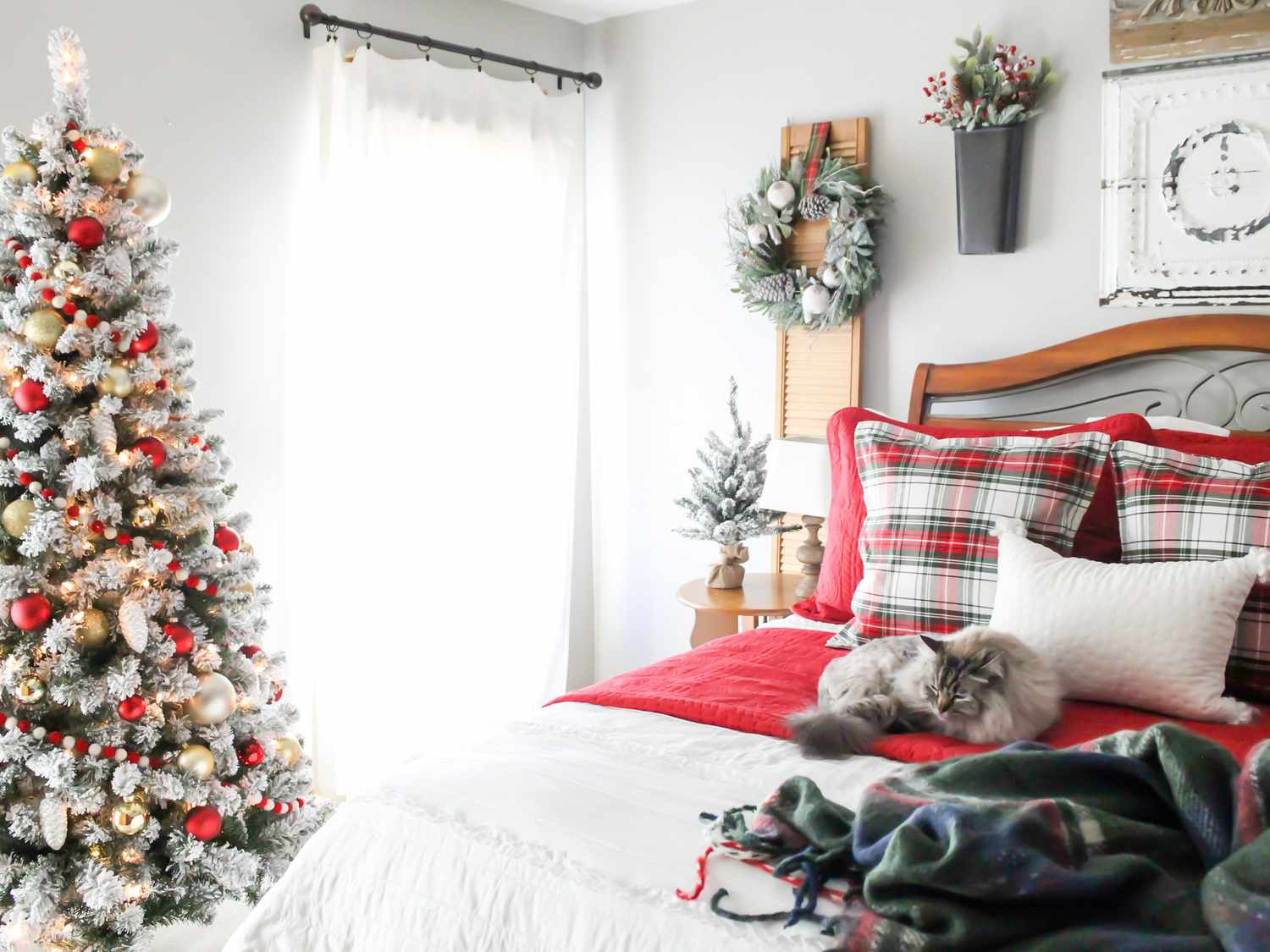 weihnachtliche Dekoration im Schlafzimmer