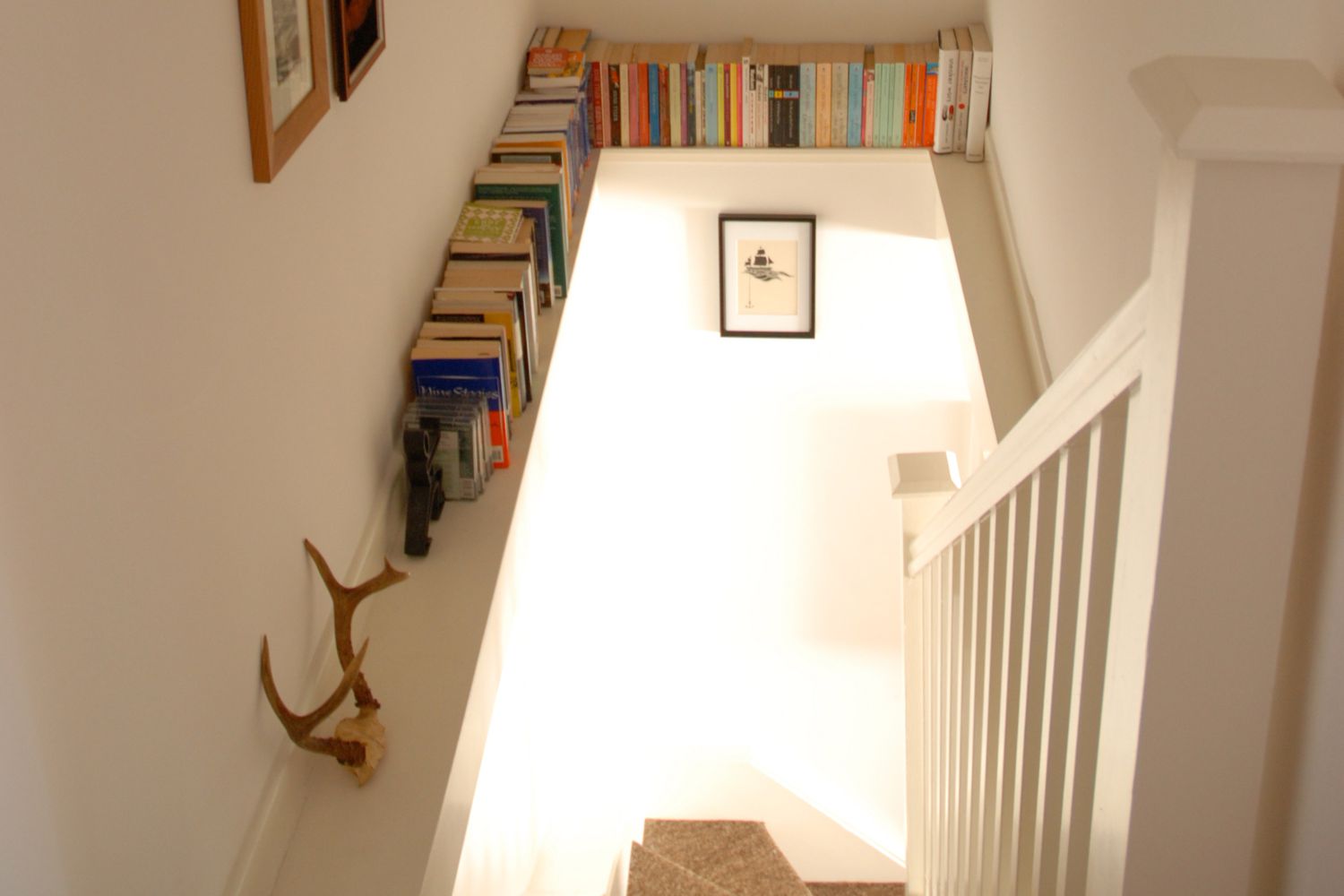 Libros almacenados sobre una escalera