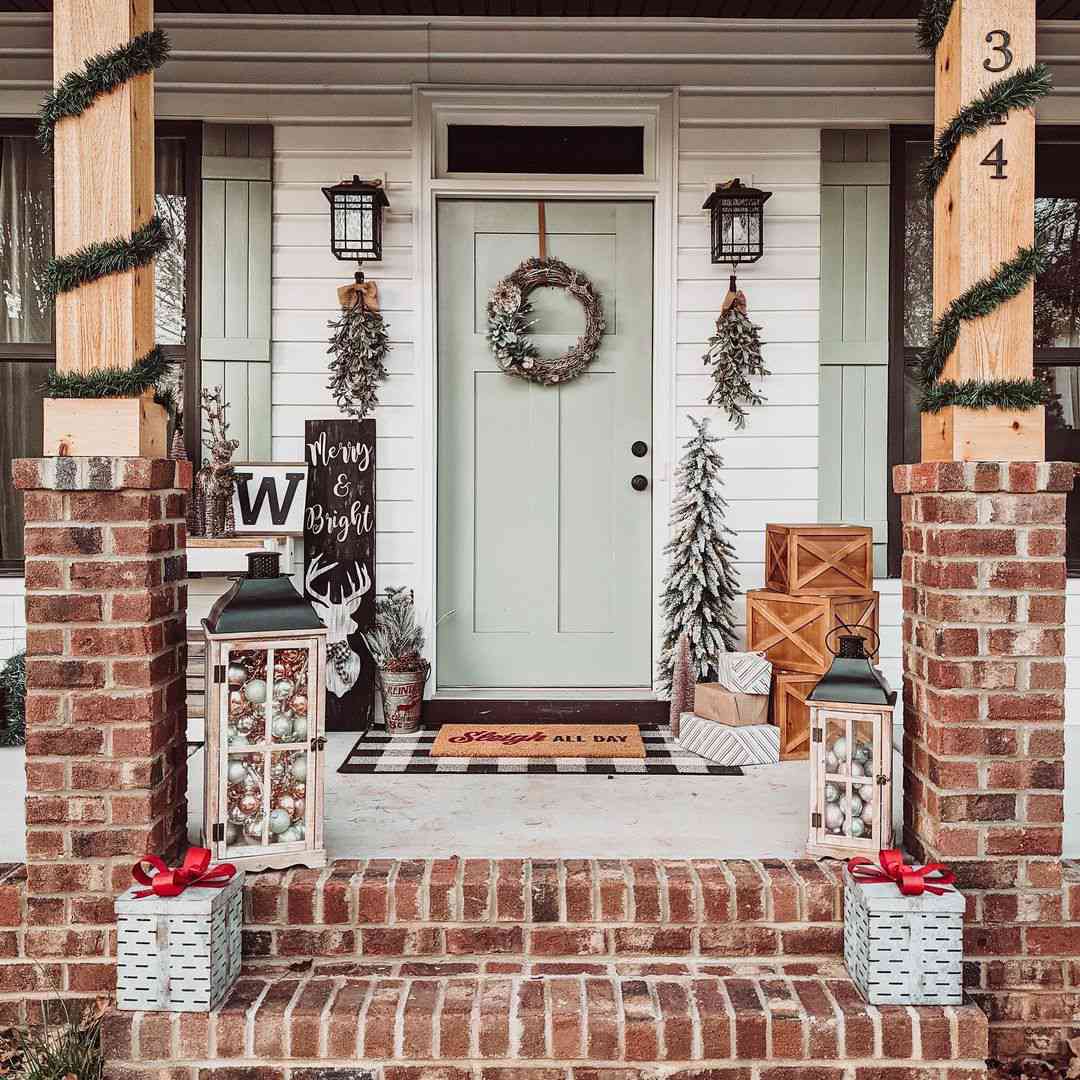 Eine weihnachtlich geschmückte Veranda