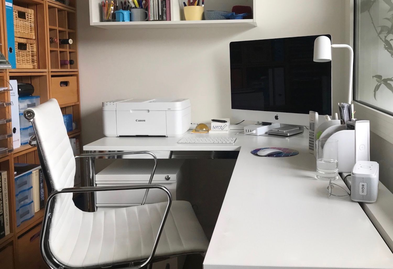 minimalist desk