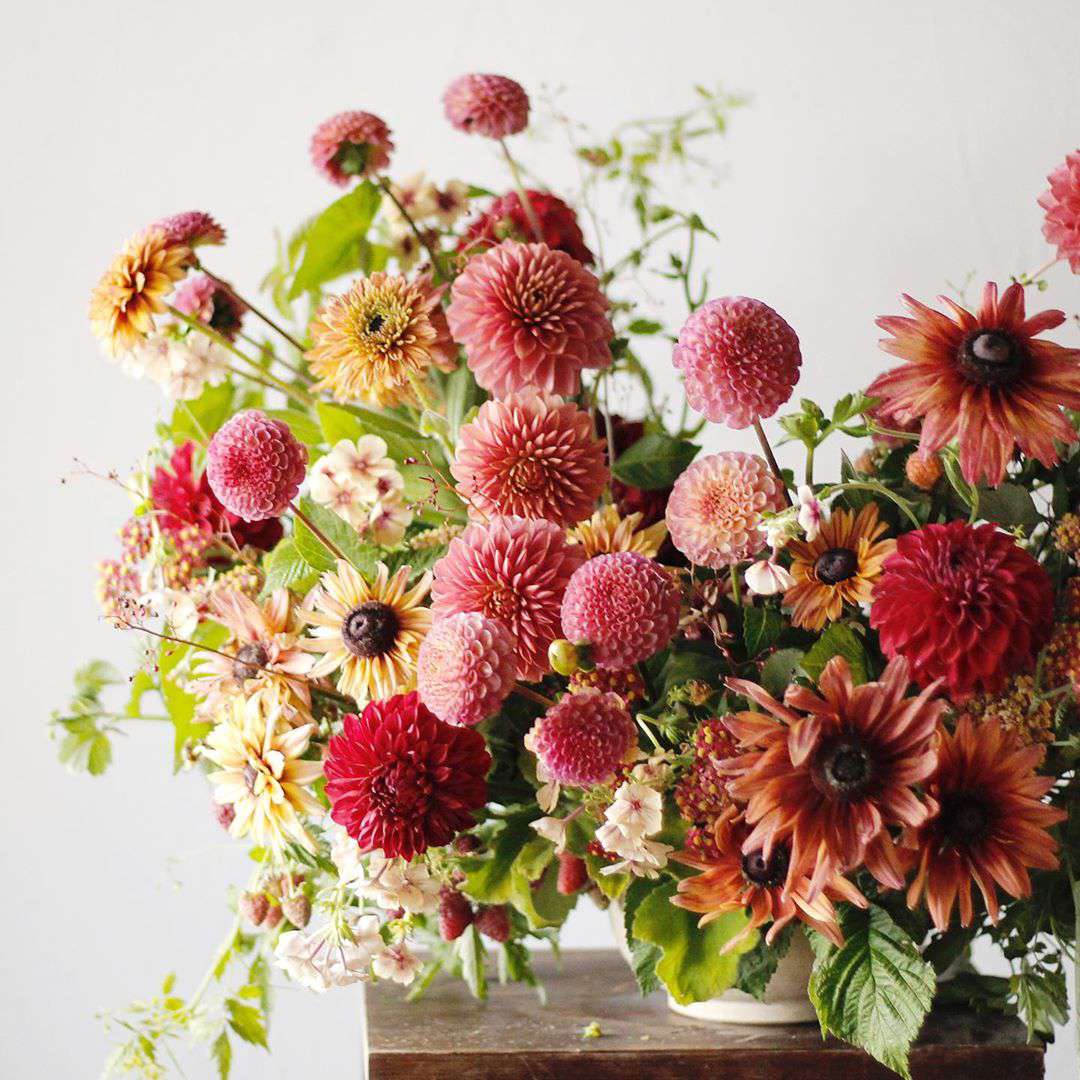 Rosa und rotes Blumenarrangement