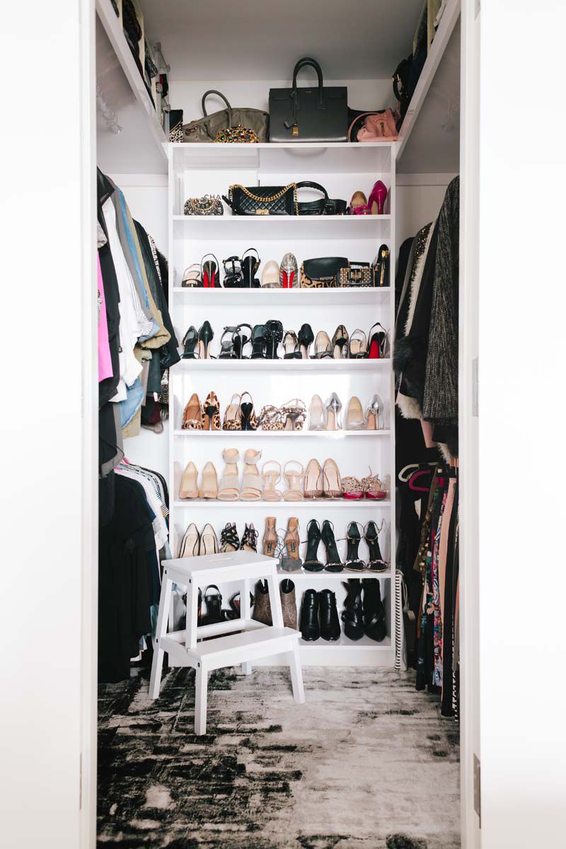 design de closet aberto com prateleiras cheias de sapatos