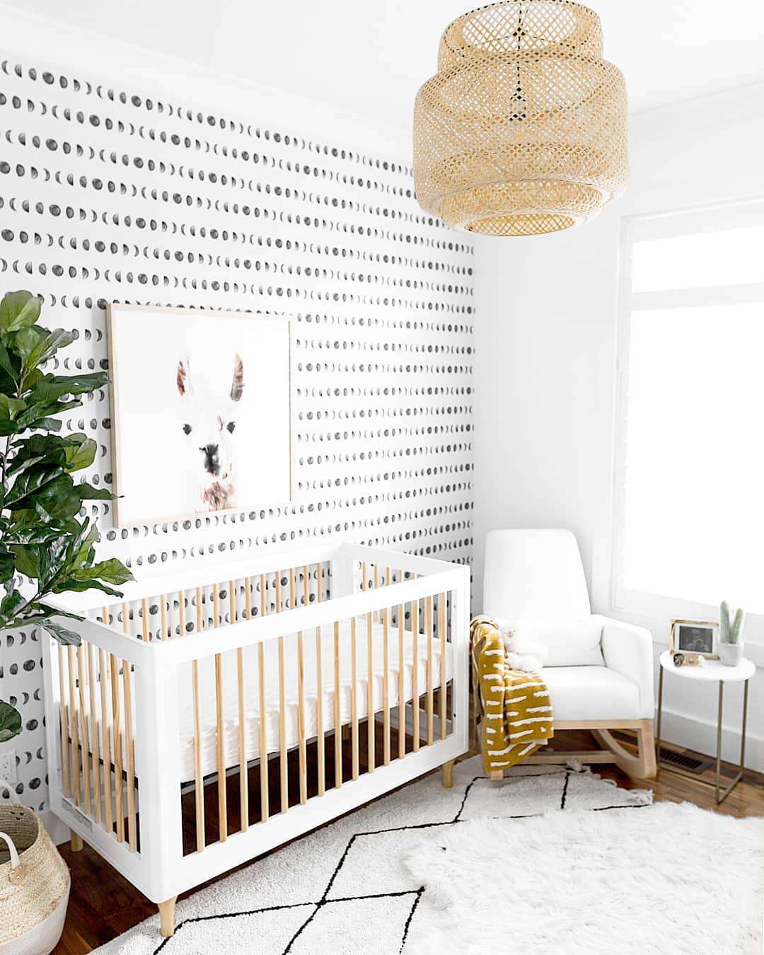 Boho-Kinderzimmer mit schwarz-weißer Farbpalette