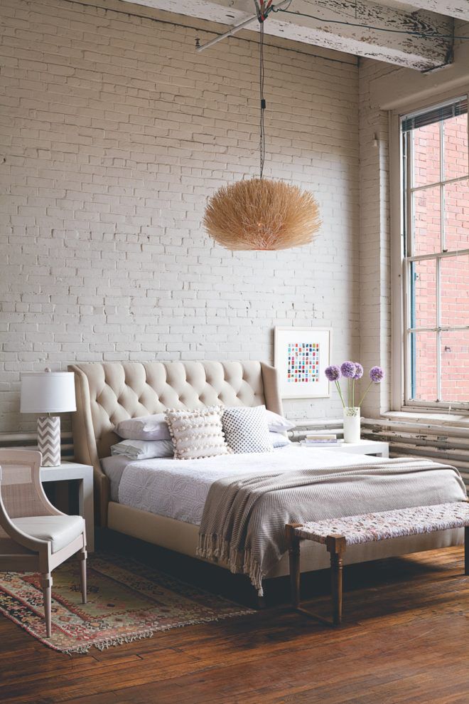 Schlafzimmer im Loft-Stil mit weißer Backsteinwand