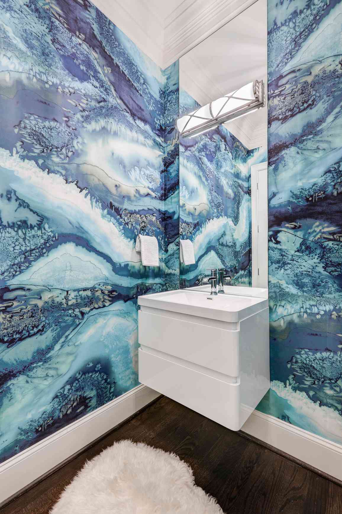 Papier peint d'inspiration océanique dans une salle de bain nautique