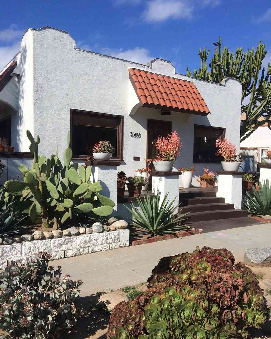 Casa estilo misión con paisaje de cactus