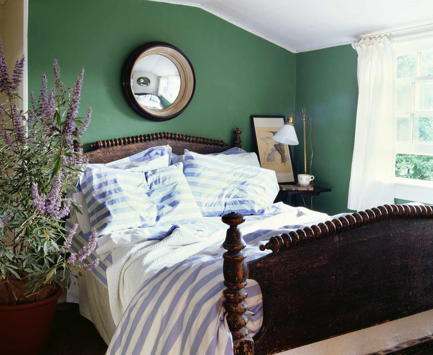 Rustikales Schlafzimmer mit grünen Wänden