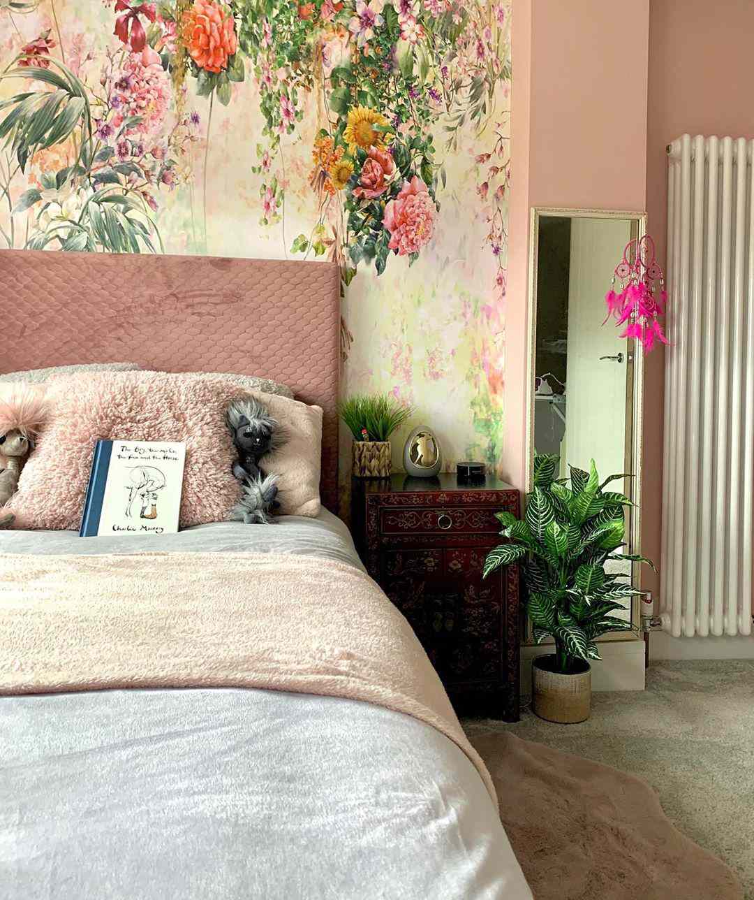Schlafzimmer mit rosa Blumentapete