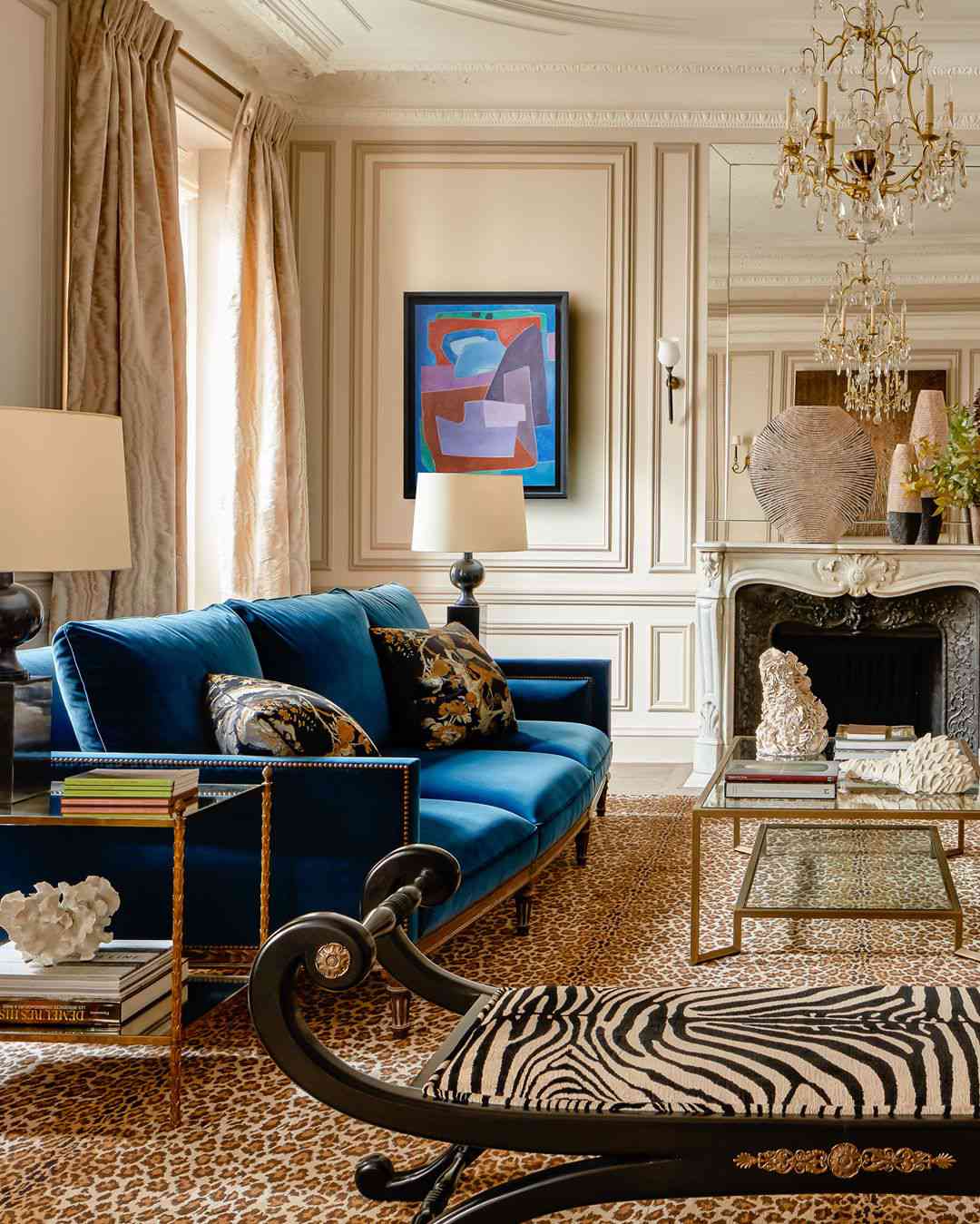Wohnzimmer mit Zebramuster und blauem Sofa