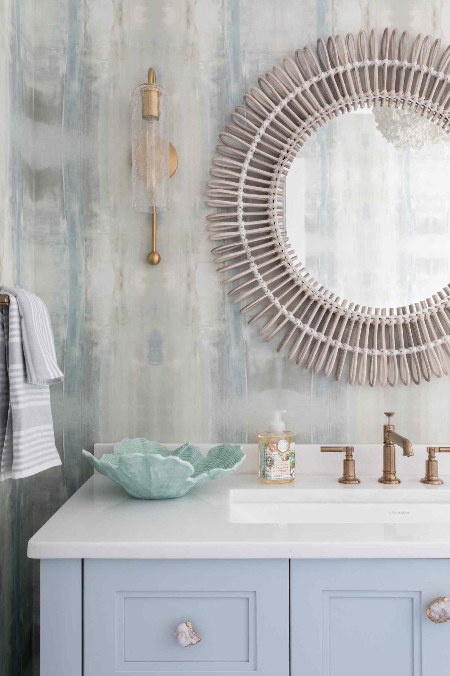 Une salle de bain dans la maison de Long Beach Island de Karen B. Wolfe