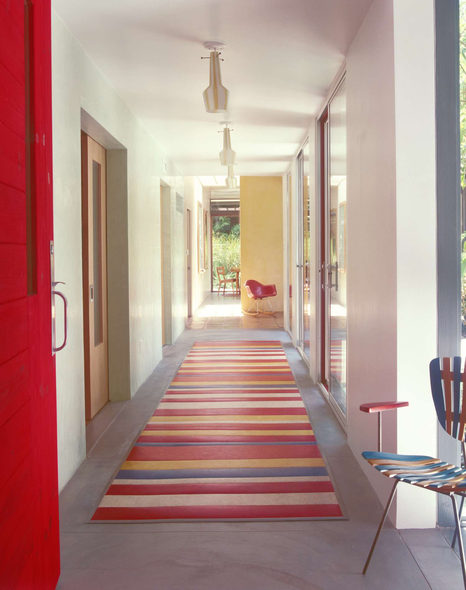 corredor colorido com um corredor vermelho, azul e amarelo