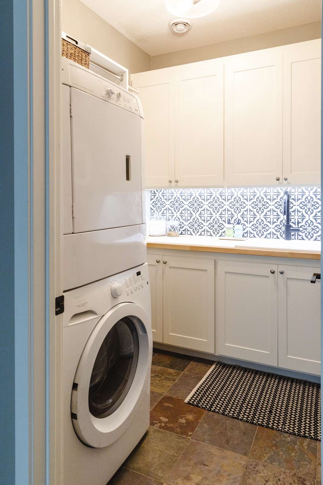 blau-weiße Waschküche