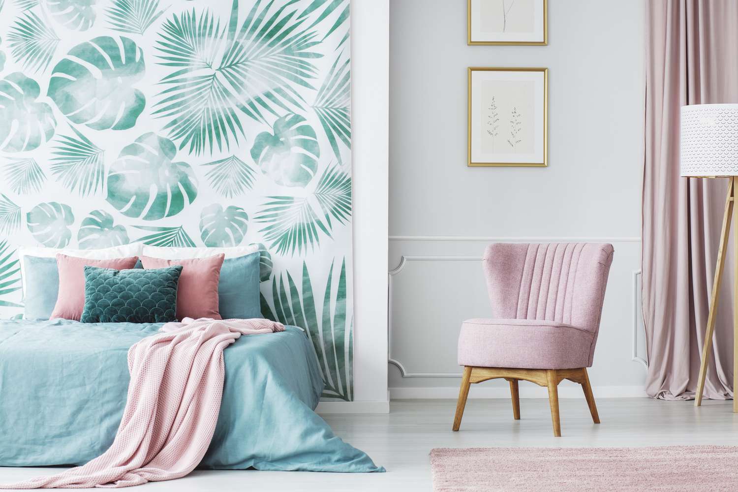 Grünes und rosa Schlafzimmer mit rosa Stuhl