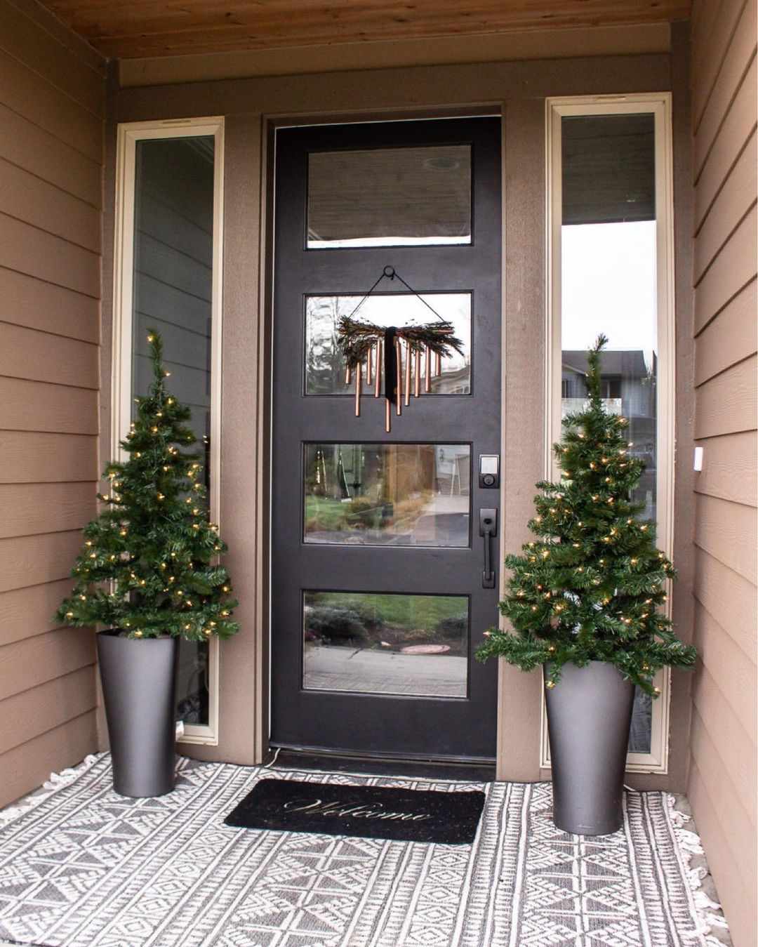 Eine mit minimalistischem Weihnachtsschmuck dekorierte Haustür.