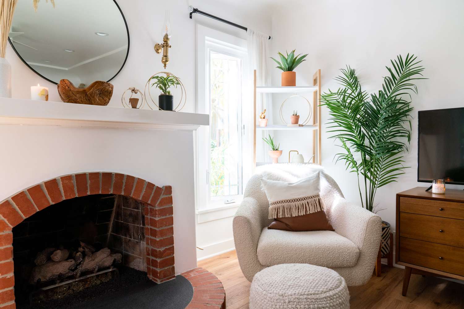 Coin de salon décoré avec des murs peints en blanc Benjamin Moore avec cheminée et chaise près de la fenêtre