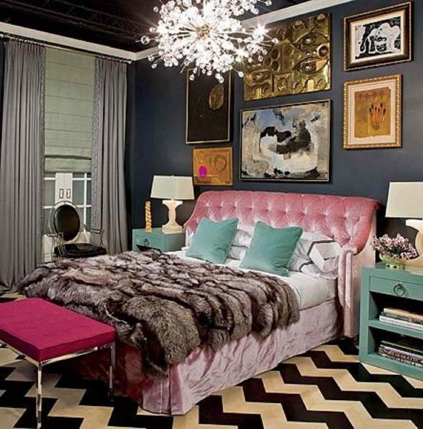 Schlafzimmer mit rosa Bett, üppige Akzente aus Samt und Pelz