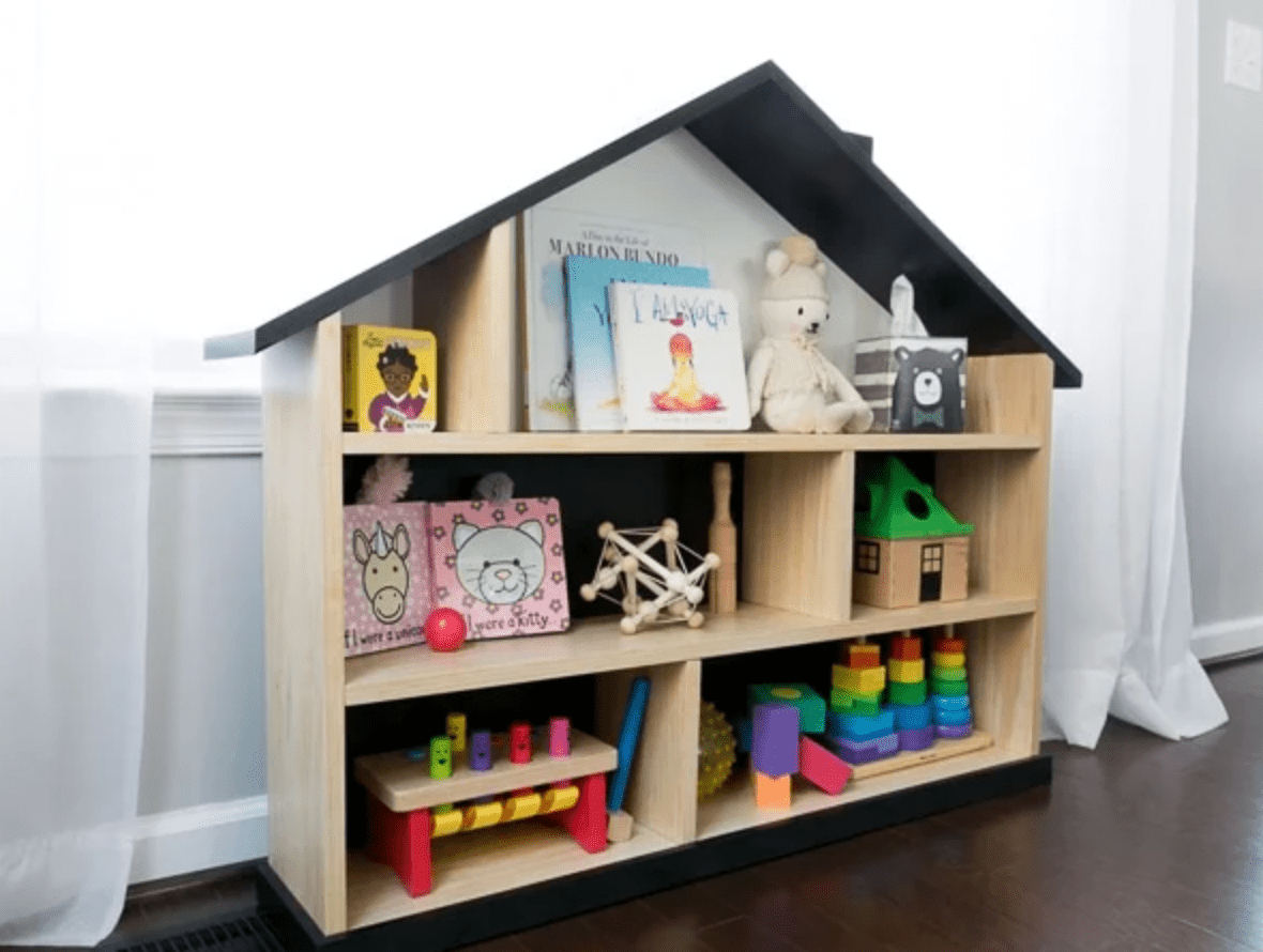 Puppenhaus in Bücherregal verwandelt