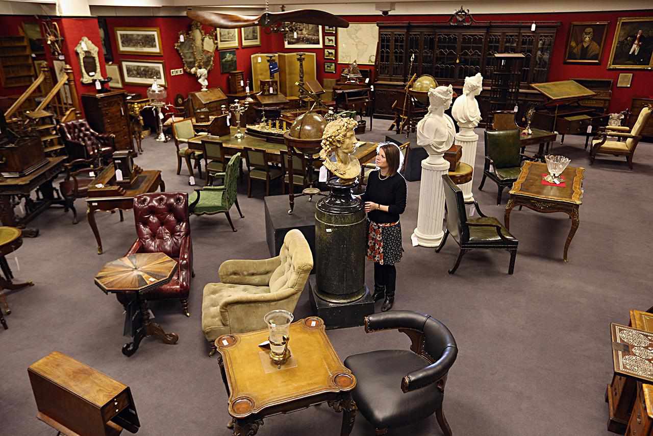Eine Lobby voller Möbel zum Verkauf