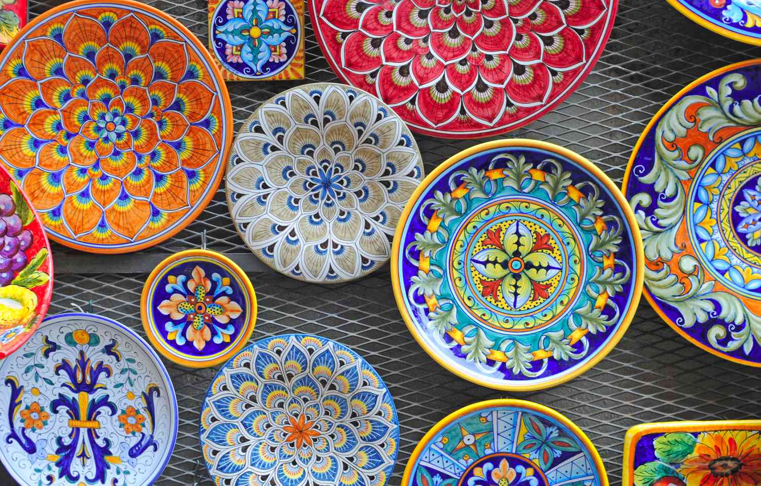 Platos de cerámica pintados de la Toscana