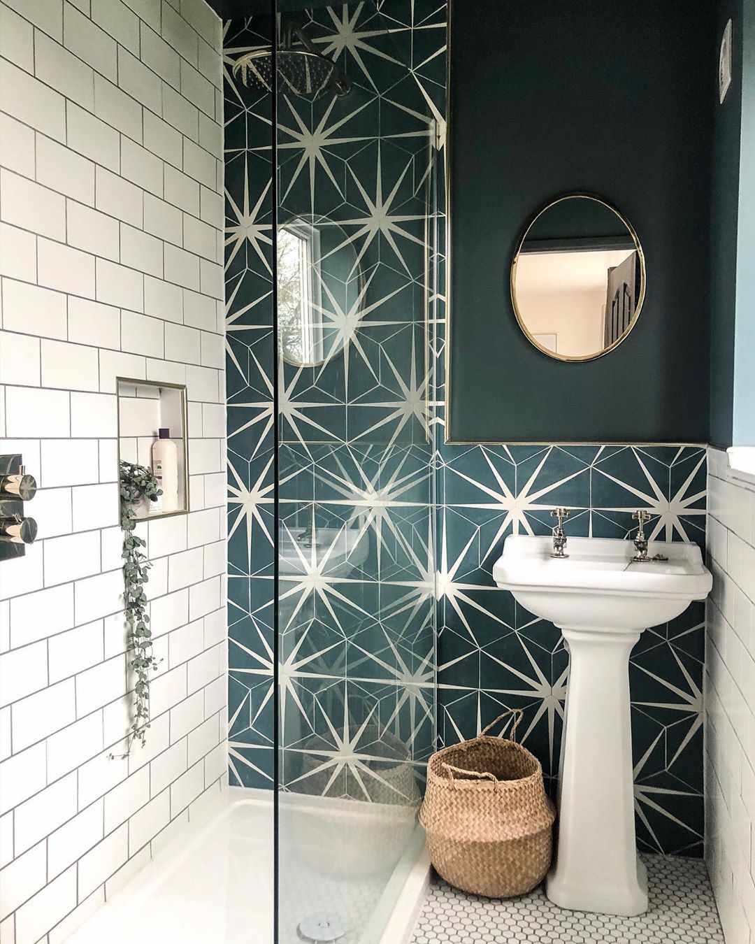 Salle de bain avec mur vert étoilé