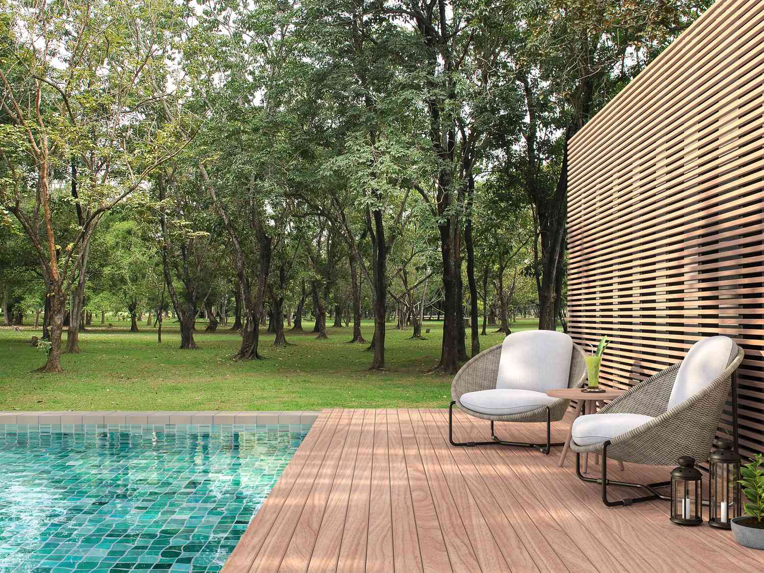 Uma piscina no quintal cercada por uma parede alta de madeira, um deck de madeira e espreguiçadeiras.