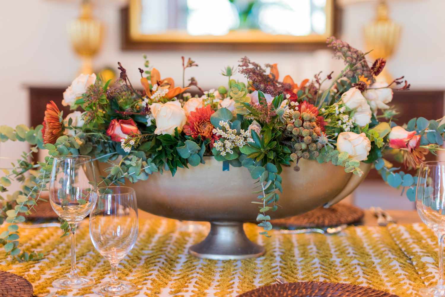 Großes Blumenarrangement für herbstliche Tischdekoration