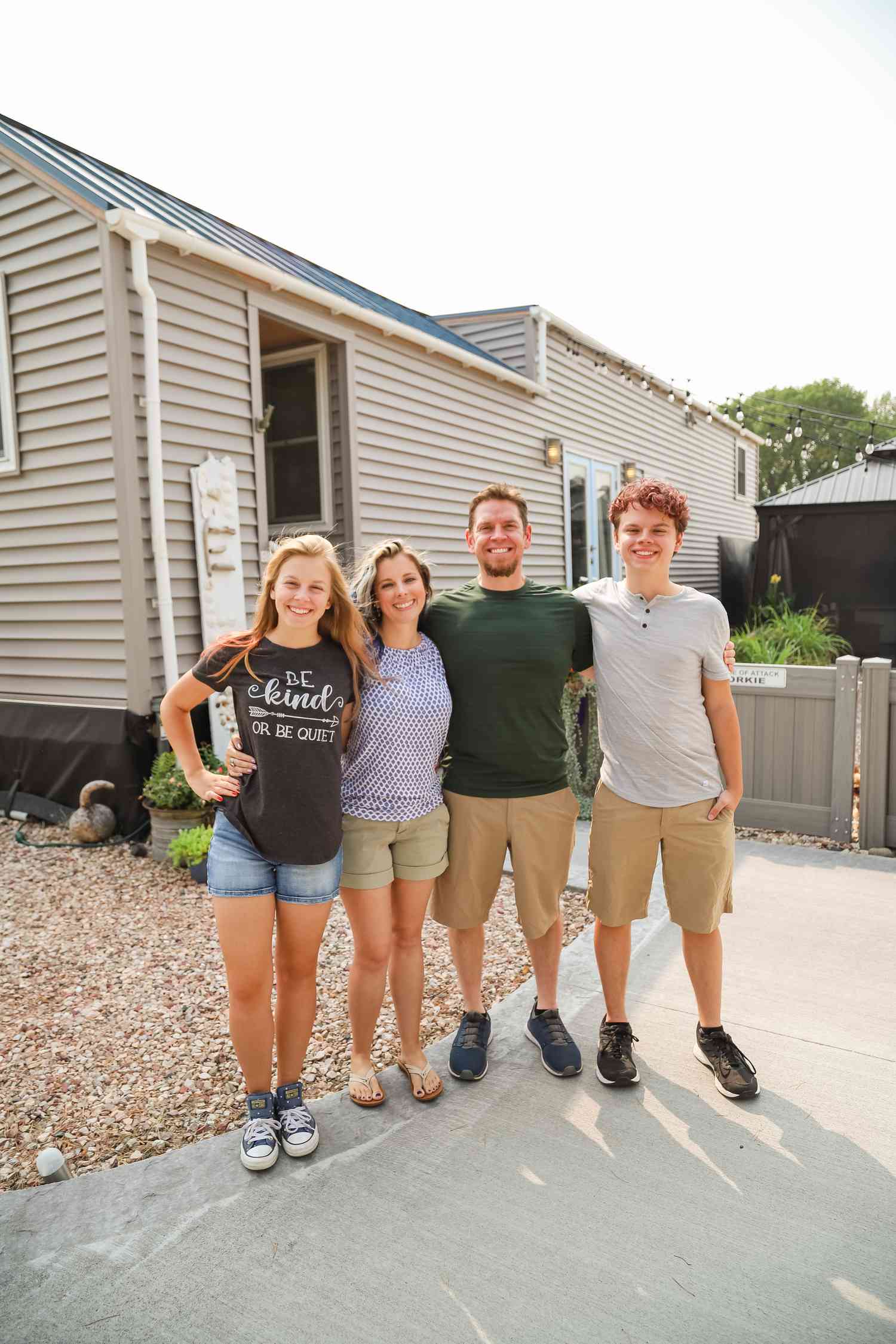 Sam e Breanne Sims vivem e criam seus filhos Keegan, de 18 anos, e Emme, de 16, em sua pequena casa personalizada em Nebraska há cinco anos
