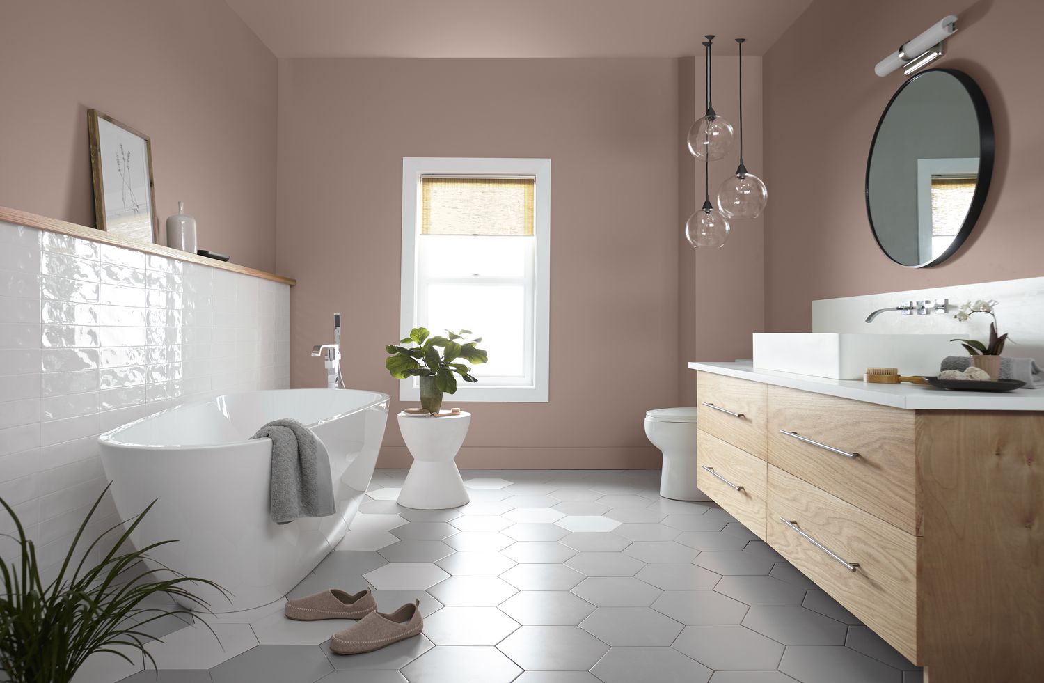 Die neutrale Farbe an den Wänden dieses Badezimmers trägt zu einer beruhigenden Wirkung bei