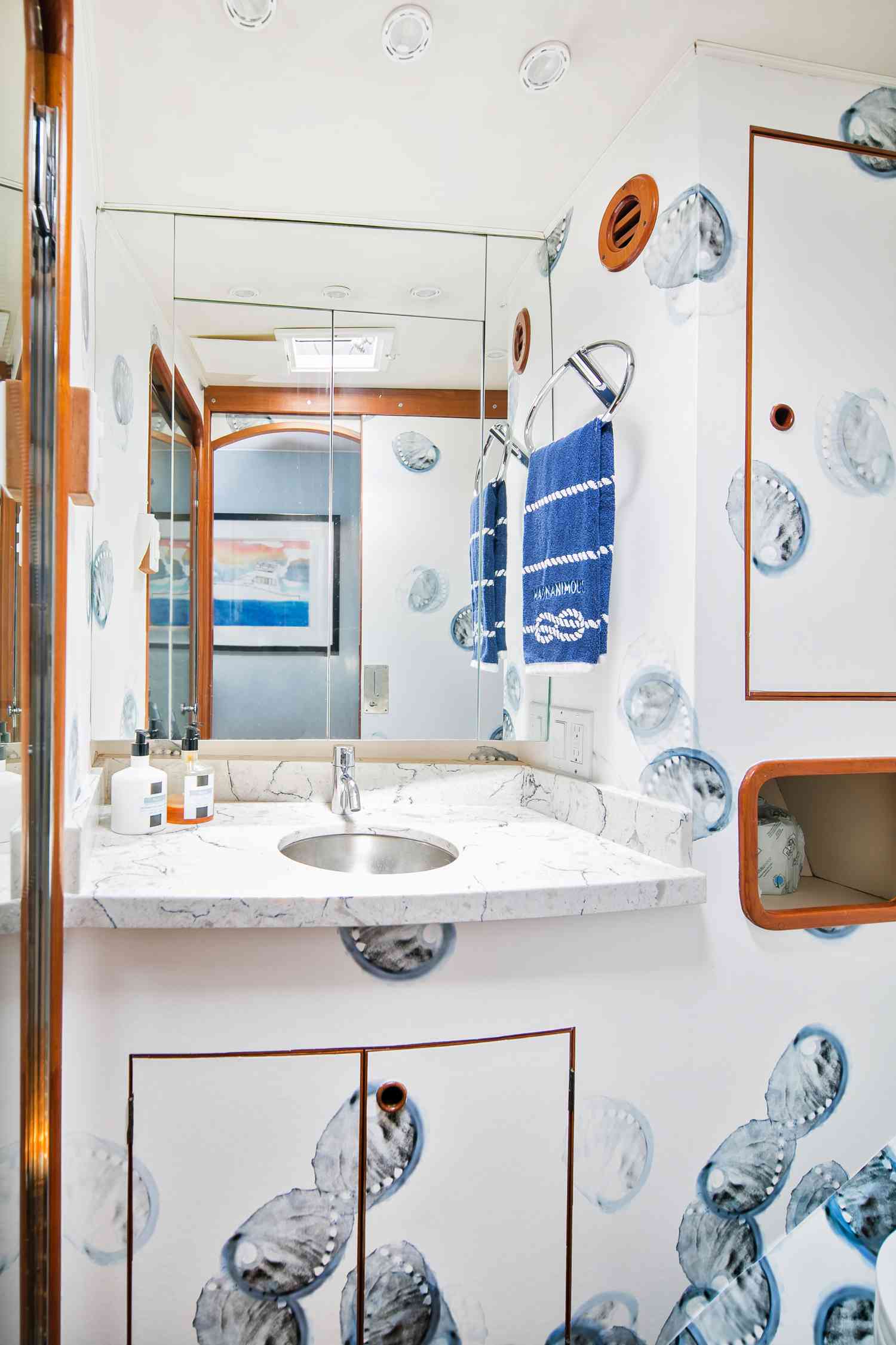 Salle de bain nautique dans le Yacht