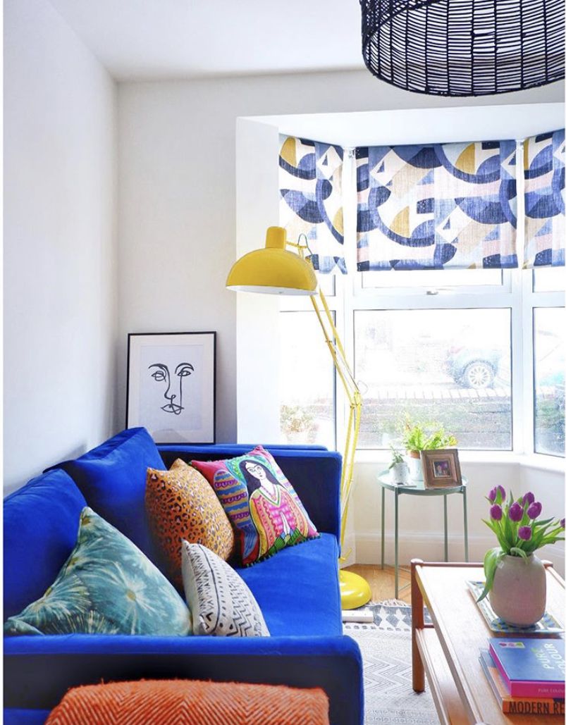 Sofá azul brilhante em uma sala de estar