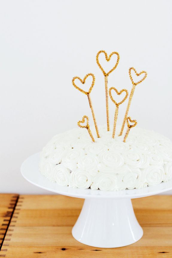 gold cake topper on white cake stand 