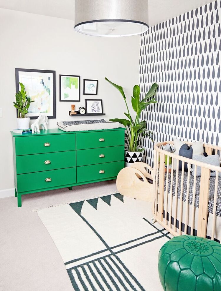 Chambre d'enfant moderne et graphique en noir et blanc avec des touches colorées de vert Kelly