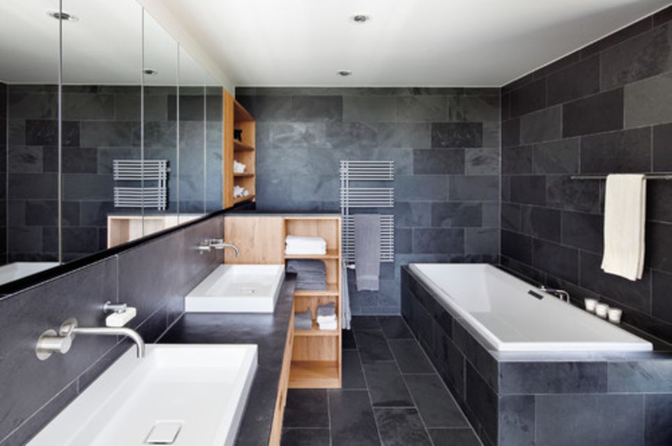 banheiro moderno com azulejos cinza ardósia