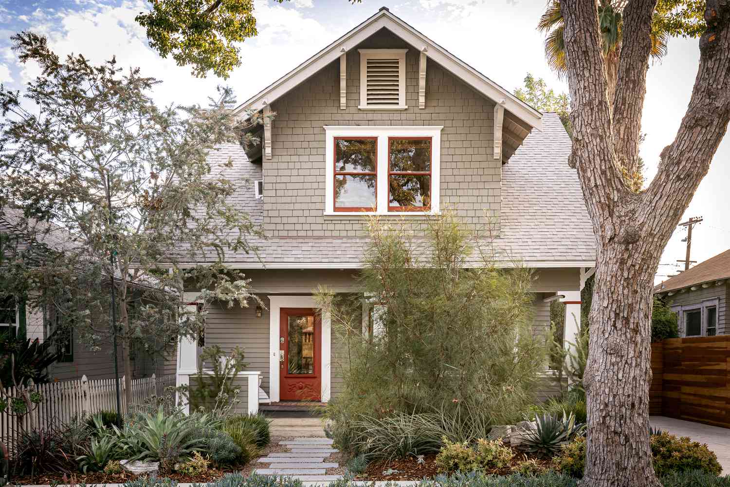 Casa de estilo artesano con vigas vistas blancas y porche abierto
