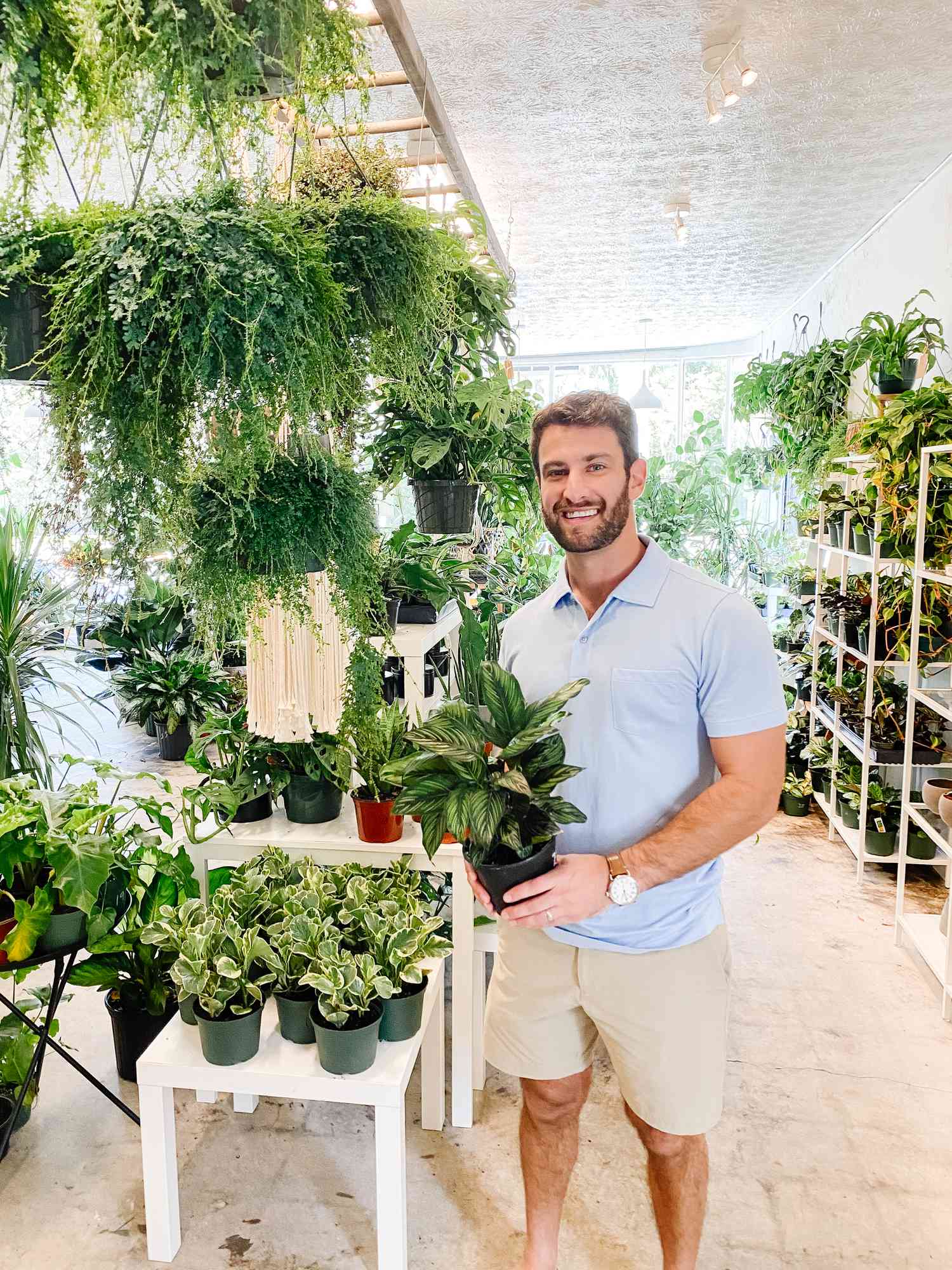David Dekevich posiert mit einer riesigen Pflanzensammlung