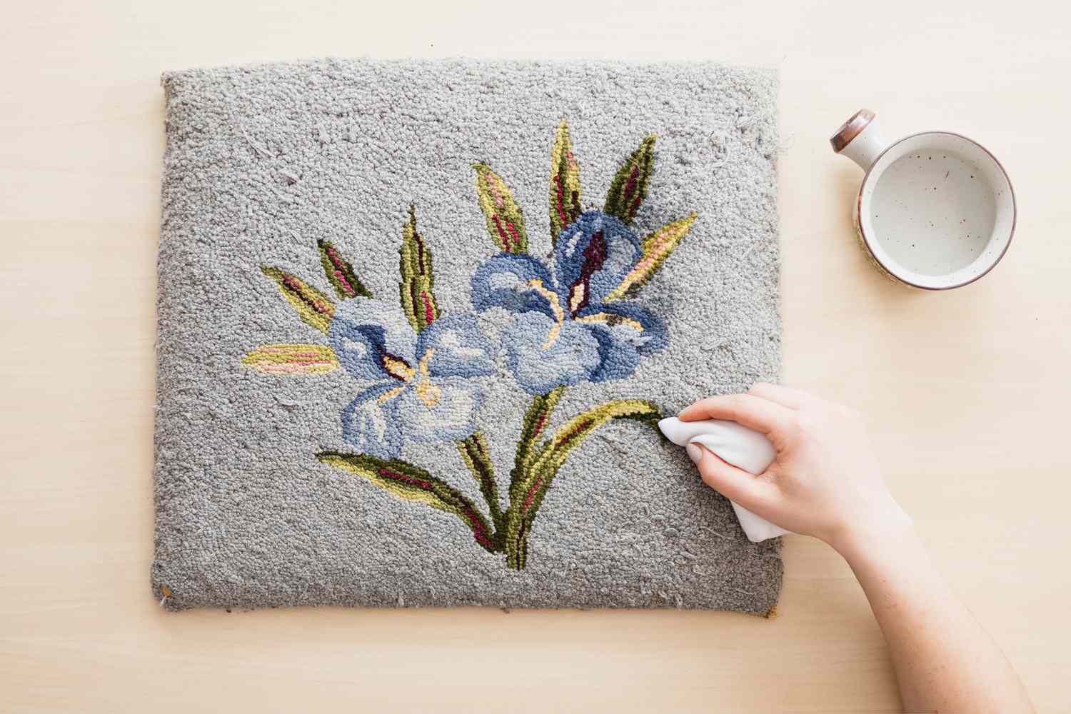 Nadelspitzen-Kunstwerk mit feuchtem Papierhandtuch auf Farbechtheit getestet 