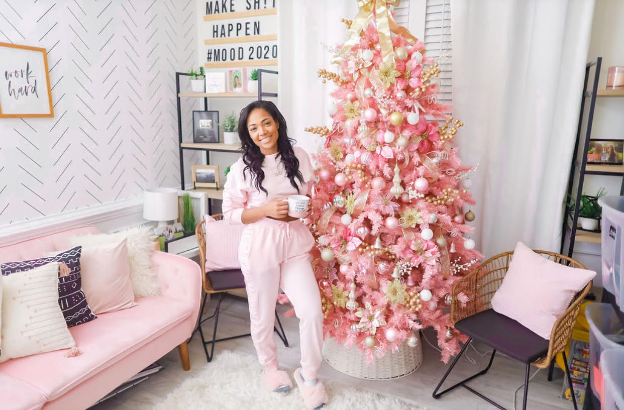 Tiffany Davidson com sua árvore de Natal rosa