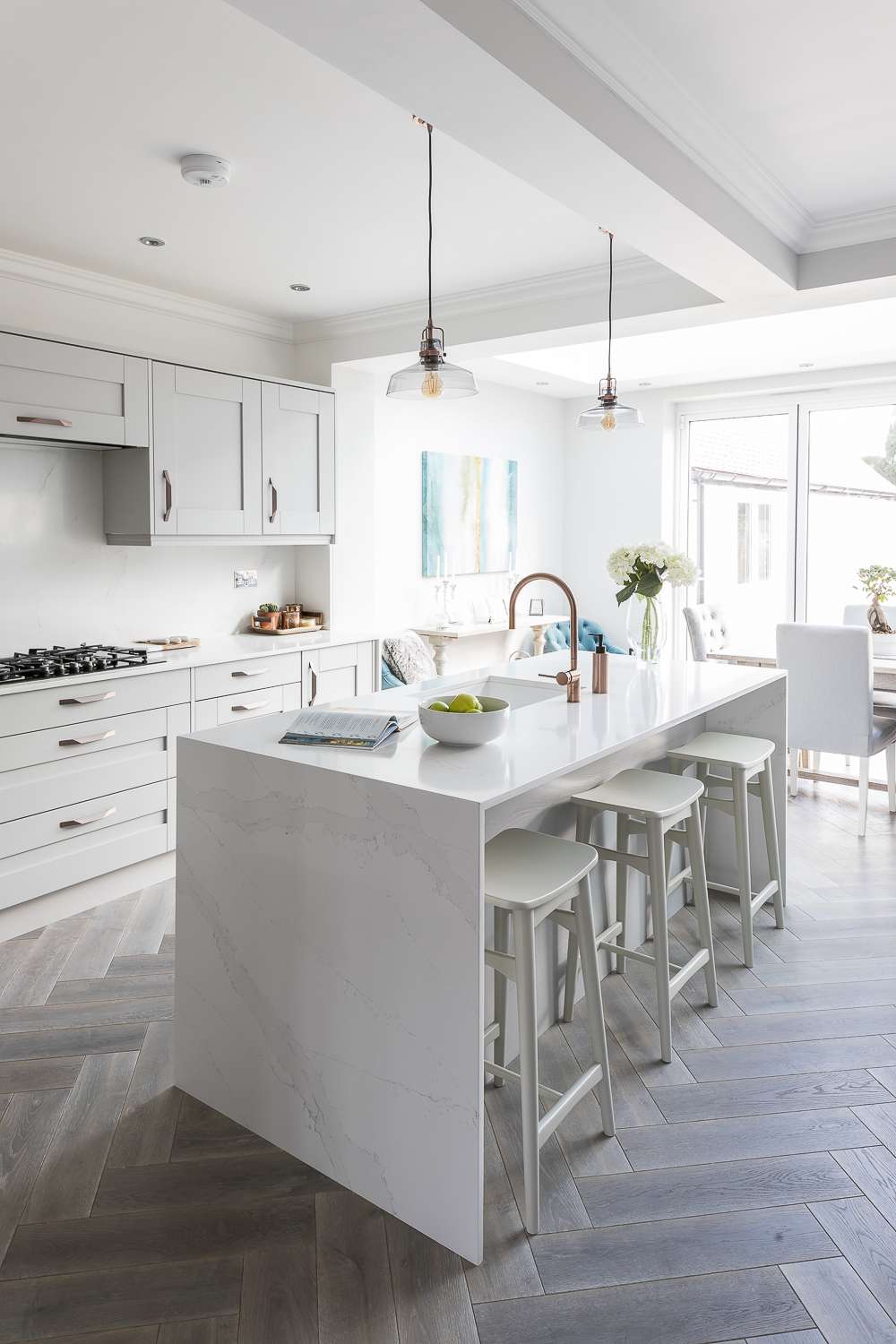 weiße Küche mit grauem Holzboden 
