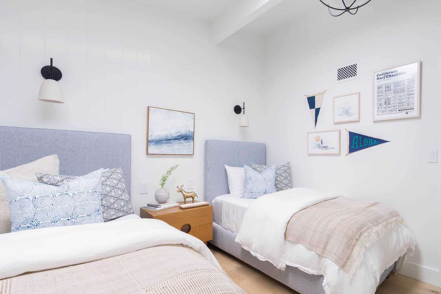 Quarto com detalhes em azul