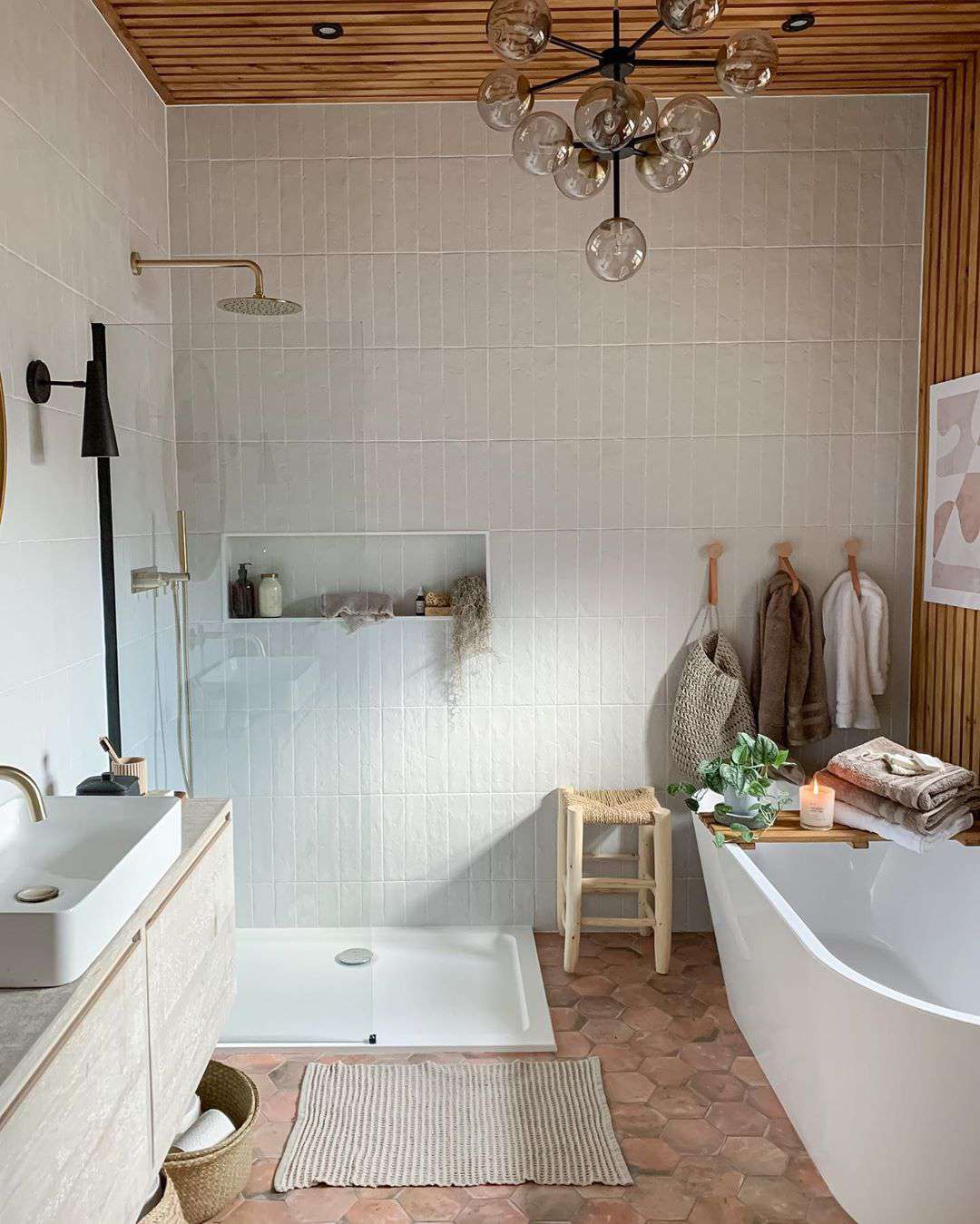 Salle de bain avec carrelage blanc et carrelage en terre cuite