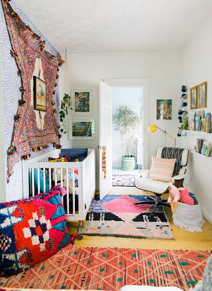 Preciosa habitación infantil Boho Chic con tapiz de pared y ricos textiles