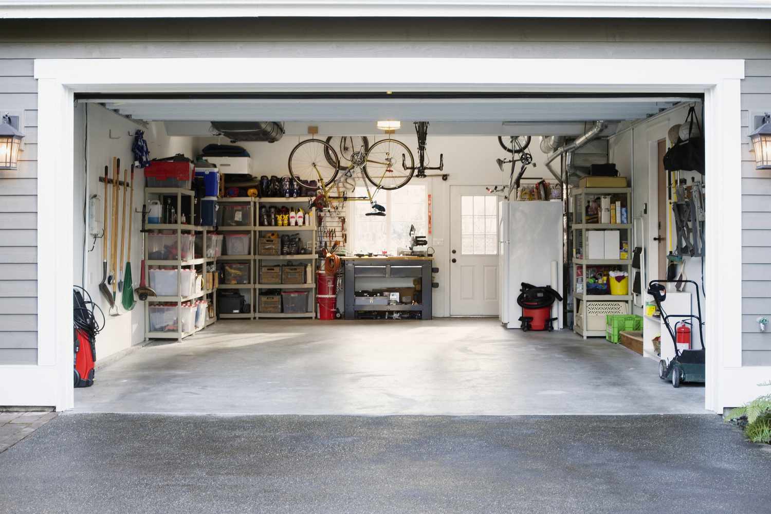 un garaje organizado