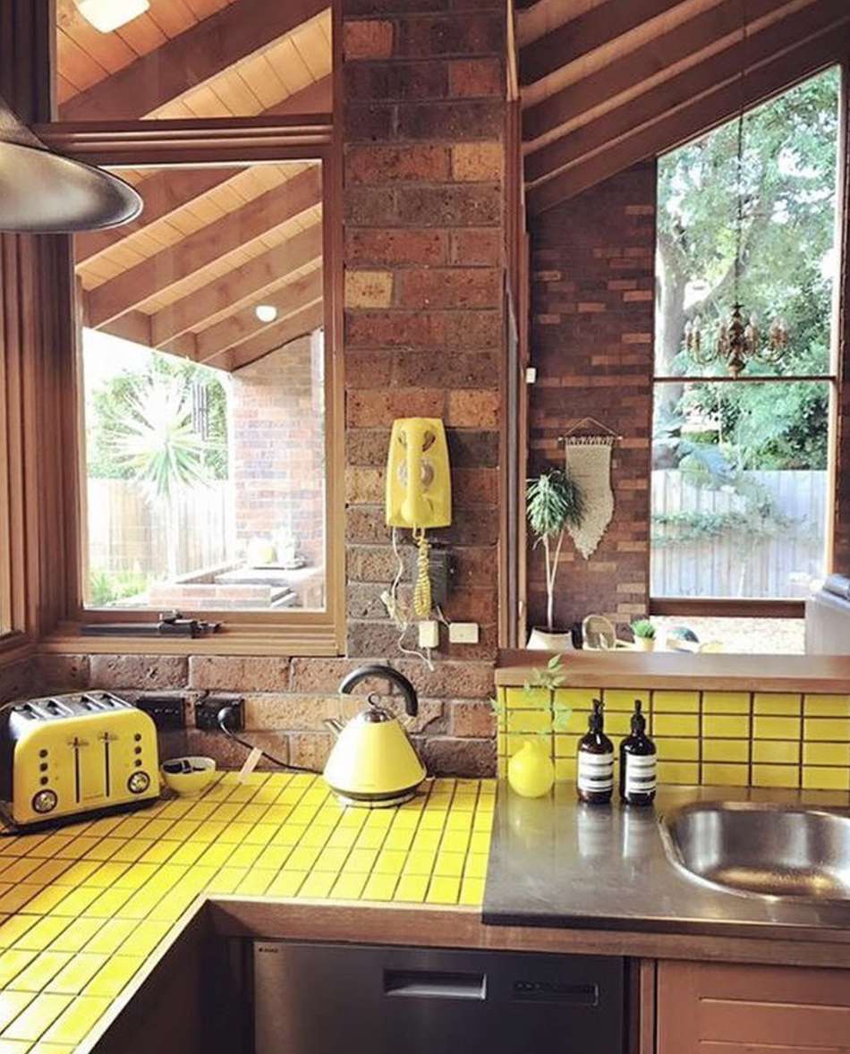Küche mit gelben Fliesen und Aufkantung