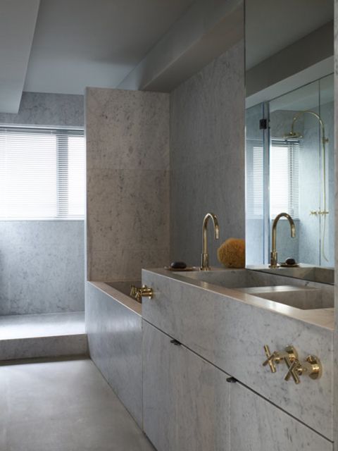 or et marbre dans une salle de bain moderne