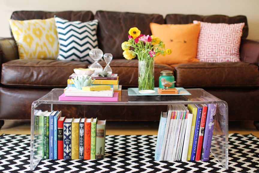 mesa de centro de acrílico com livros