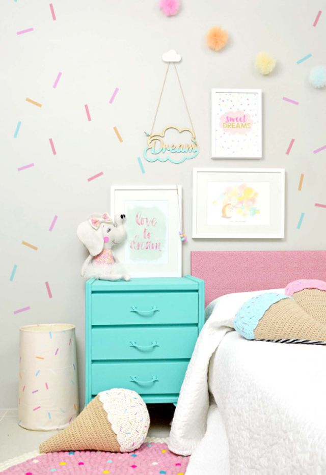 Habitación de niña de temática dulce con decoración de pared con washi tape