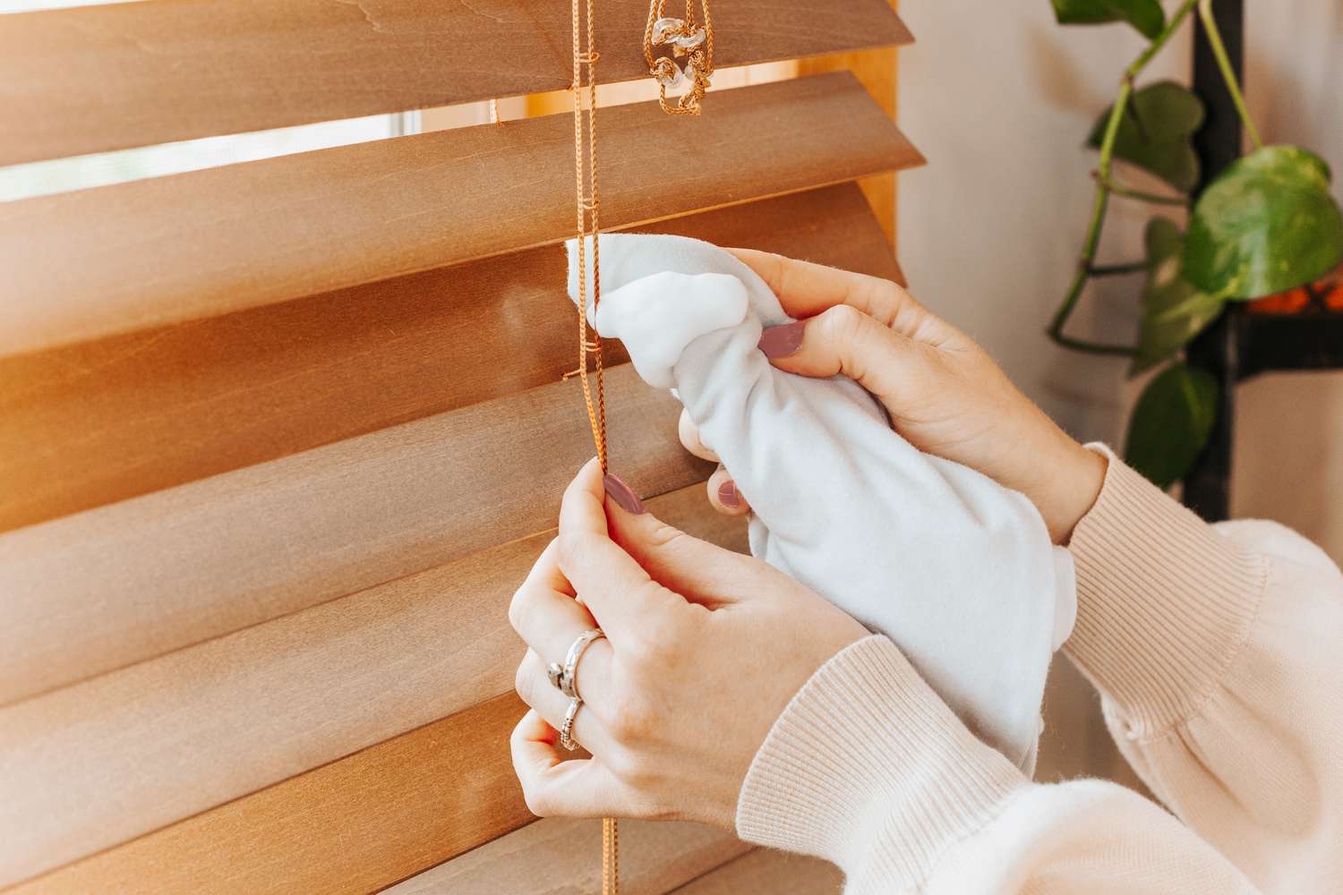 Escaleras sucias en persianas de madera limpiadas con paño blanco y crema de afeitar