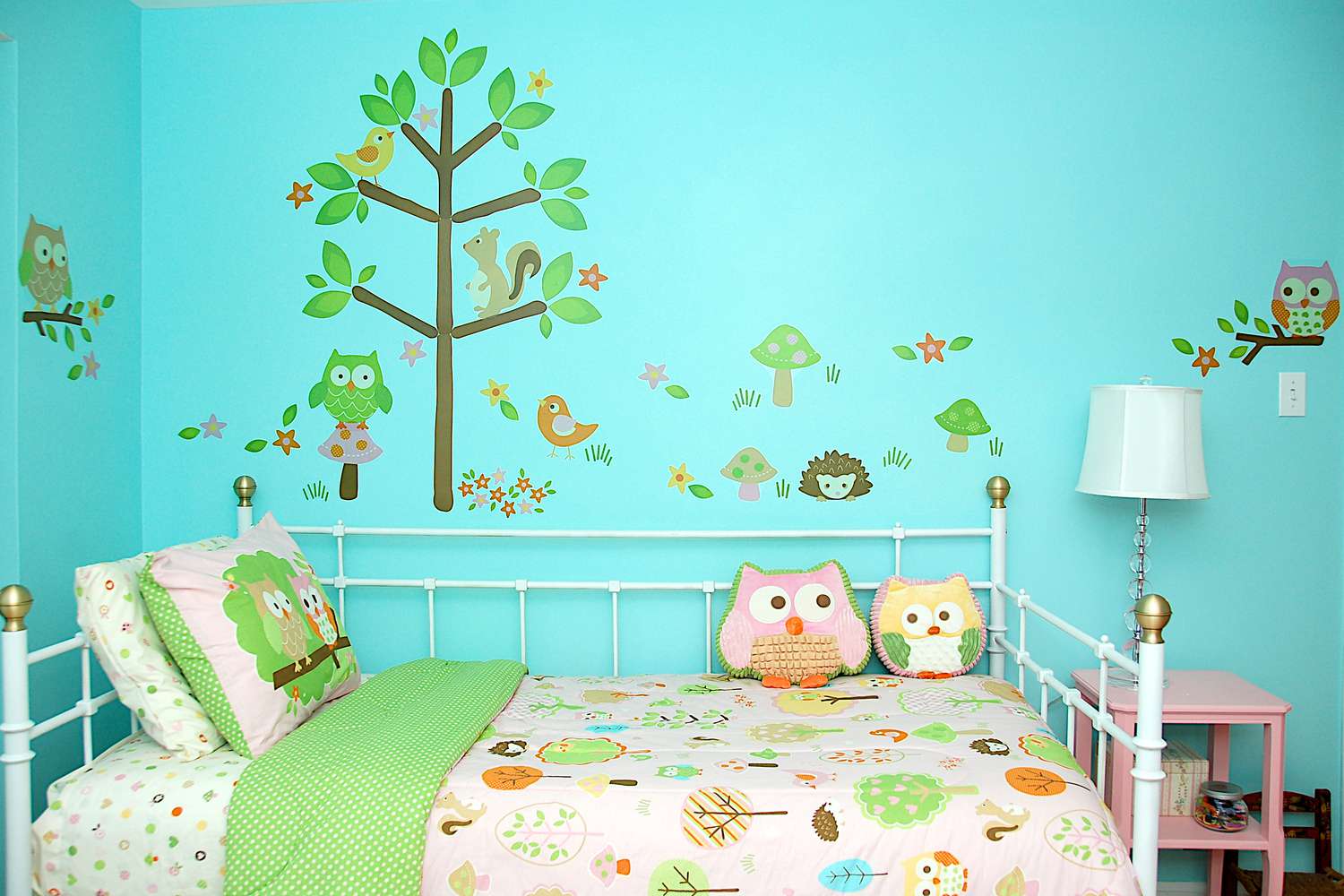 Dormitorio infantil con temática de bosque.