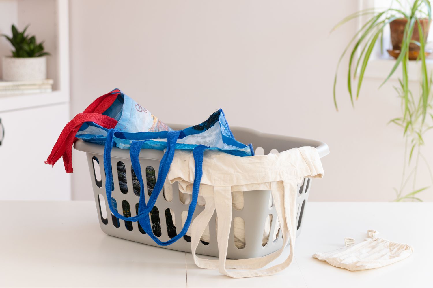 Sacolas reutilizáveis dentro do cesto de roupa suja